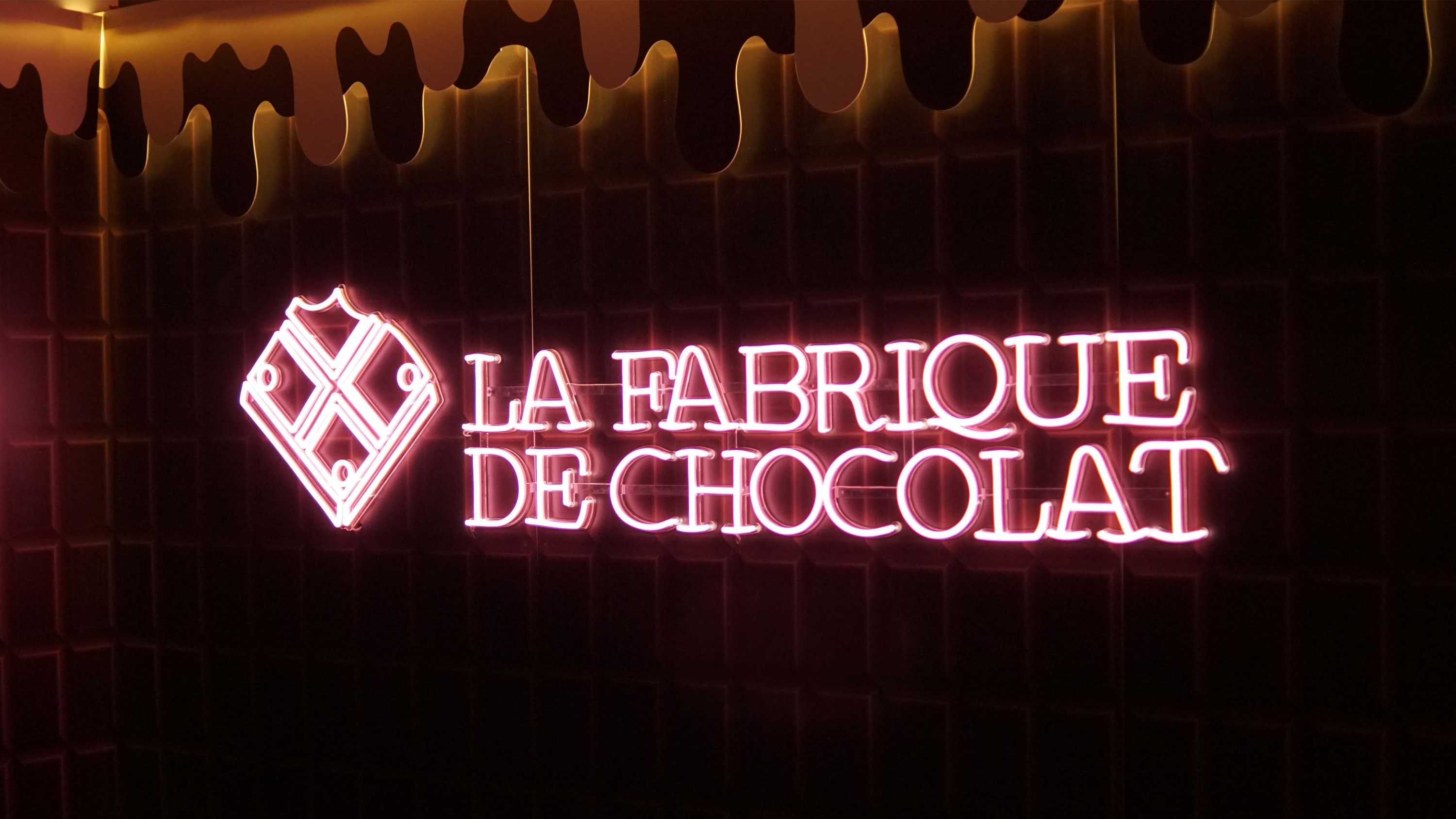Néon rose, logo "La Fabrique de Chocolat". Expérience immersive.