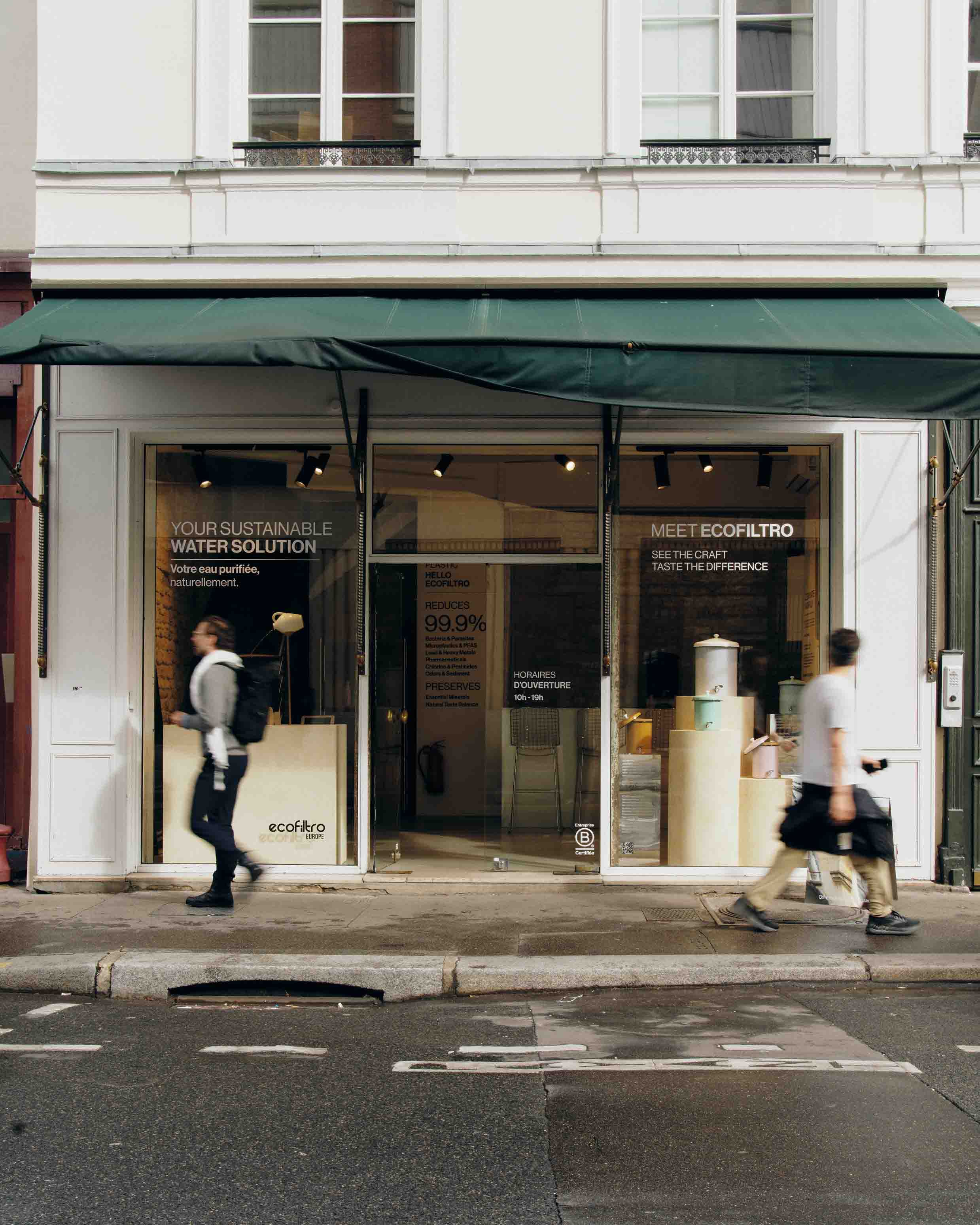 Ecofiltro Paris store, sustainable water solution, pedestrians.