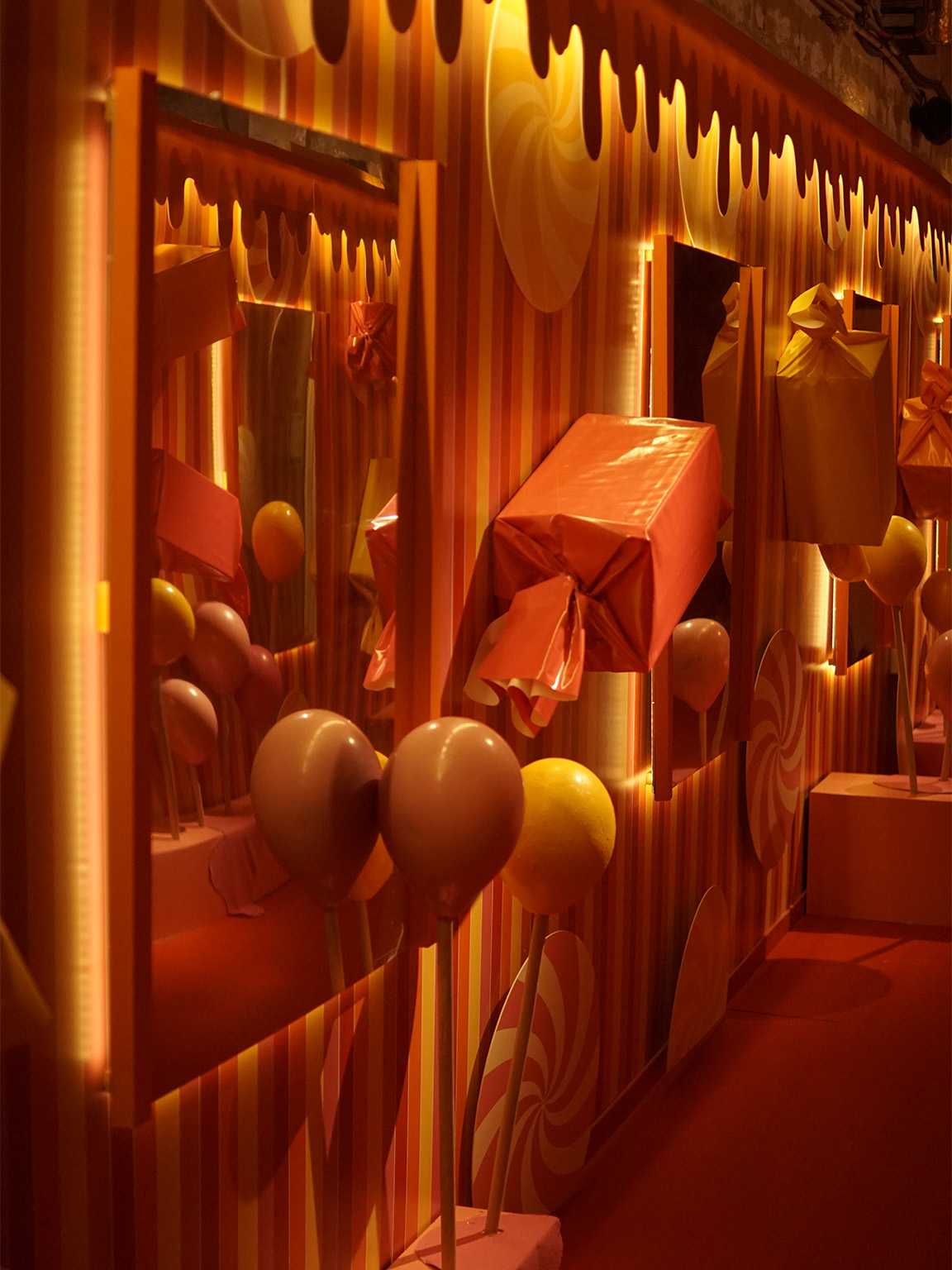 Bonbons géants, sucettes et miroirs. Décor La Fabrique du Chocolat.