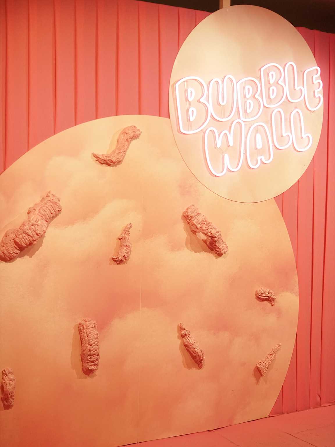 Mur "Bubble Wall", chewing-gums collés. La Fabrique du Chocolat.