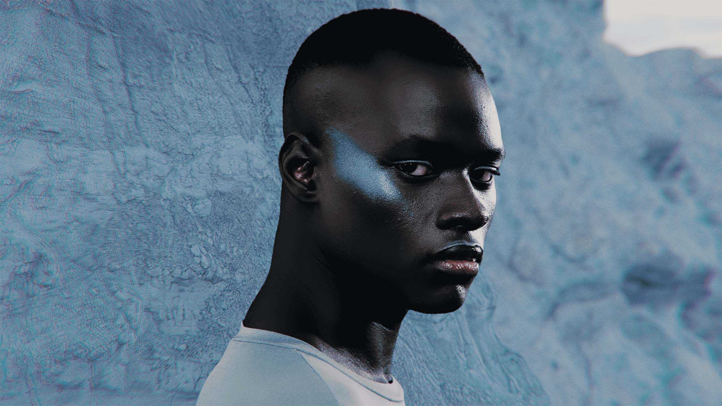 Mannequin avec maquillage métallique.