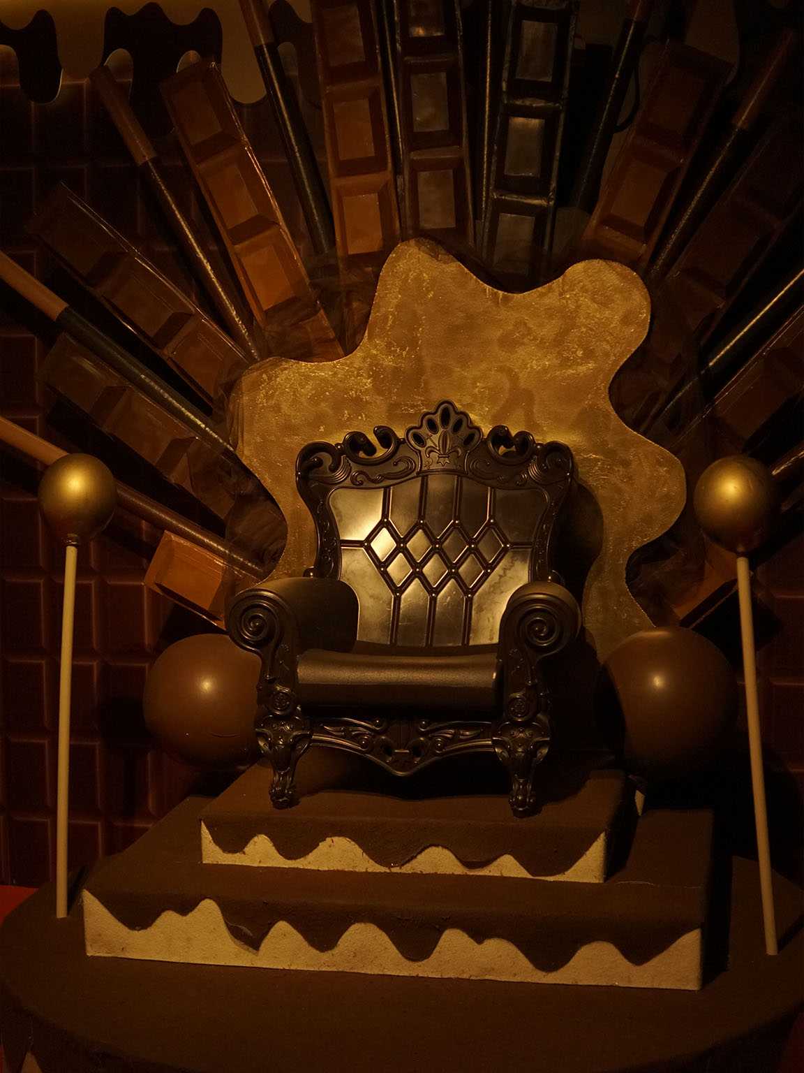 Trône sculpté, décor tablettes de chocolat géantes. La Fabrique du Chocolat.